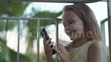 小女孩使用智能手机的剪影。
